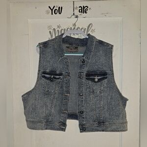 Torrid NWOT Size 3 Blue Denim Vest with Contrast Stitching